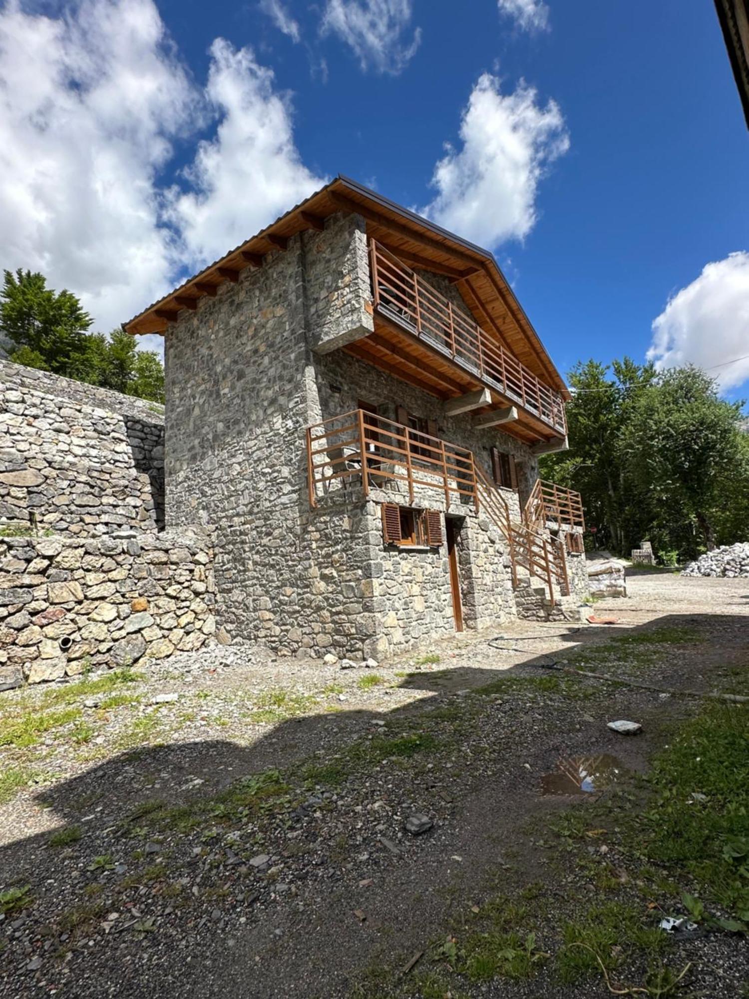 Bujtina Carku Hotel Theth Exterior photo