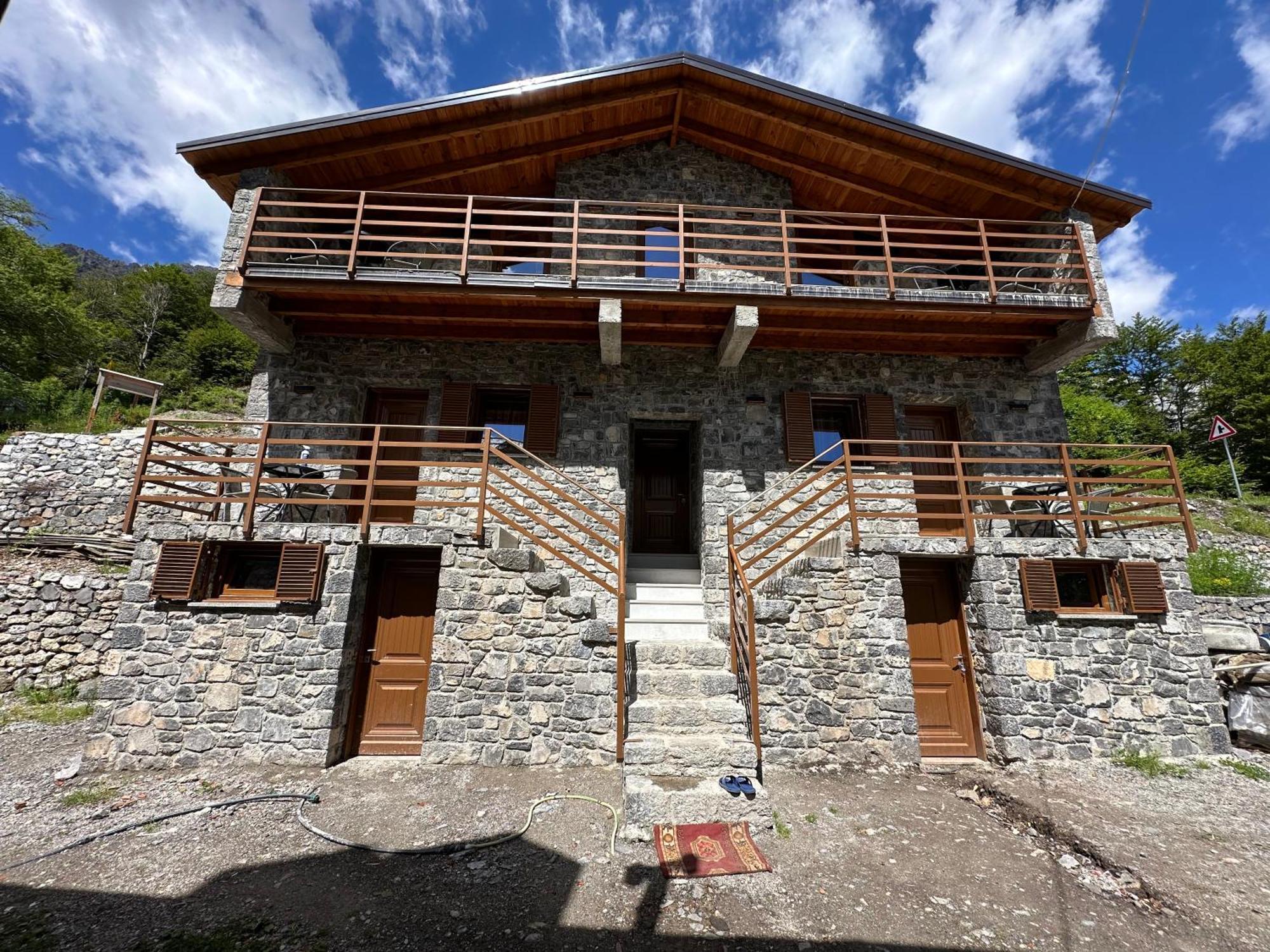 Bujtina Carku Hotel Theth Exterior photo